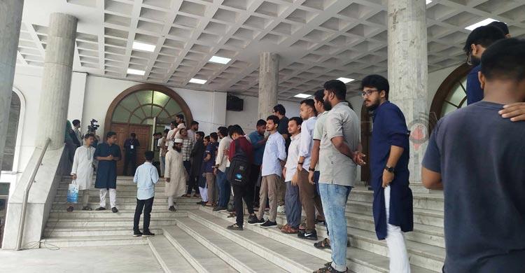 ডাকসুর ভোটগ্রহণ শুরু