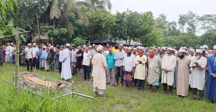 বাগেরহাটে নিজ বাড়িতে নিহত একই পরিবারের ৩ জনের দাফন সম্পন্ন