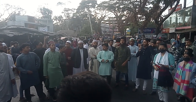 হাদির মরদেহ নিজভূমে দাফনের দাবিতে ঝালকাঠিতে মহাসড়ক অবরোধ