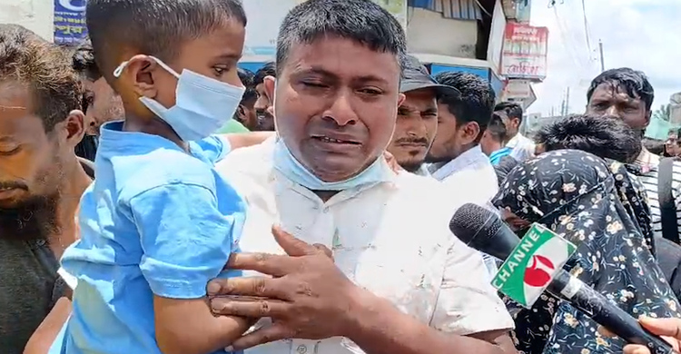 মাইলস্টোনের গেটের সামনে দাঁড়িয়ে কান্নায় ভেঙে পড়লেন এক বাবা!