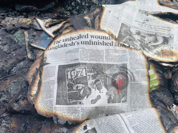 এখনো উড়ছে ধোঁয়া, প্রথম আলো ও ডেইলি স্টার ভবন &lsquo;ধ্বংসস্তূপ&rsquo;