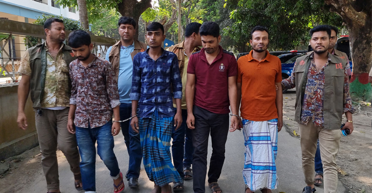 টাঙ্গাইলে চলন্ত বাসে ডাকাতি, গ্রেফতার ৪