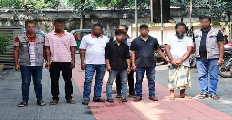 ডিবি পুলিশের জ্যাকেট, ওয়াকিটকিসহ ডাকাতদলের ৫ সদস্য গ্রেফতার
