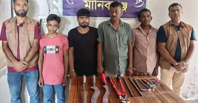 পাটুরিয়া ফেরিঘাটে অস্ত্রসহ পাঁচ ডাকাত গ্রেফতার