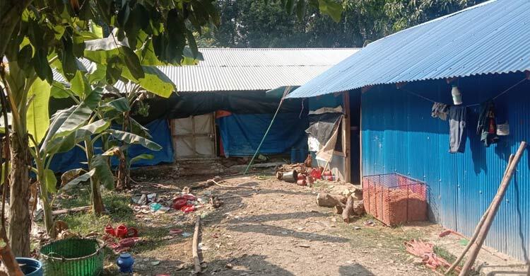 মিরসরাইয়ে পুলিশ পরিচয়ে পোলট্রি ফার্মে ডাকাতি