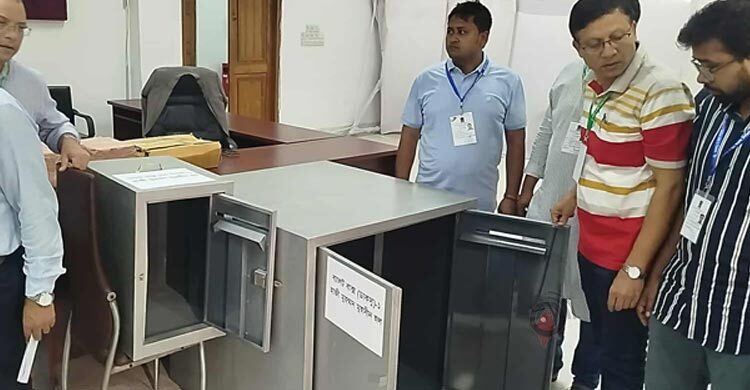 ব্যালট বাক্স প্রদর্শন করে সিলগালা, কিছুক্ষণের মধ্যেই শুরু হবে ভোট