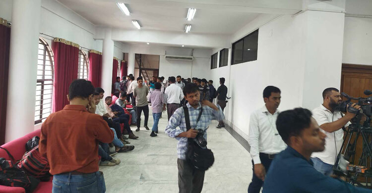 ডাকসু নির্বাচন: শেষ দিনে মনোনয়ন ফরম কিনতে প্রার্থীদের ভিড়