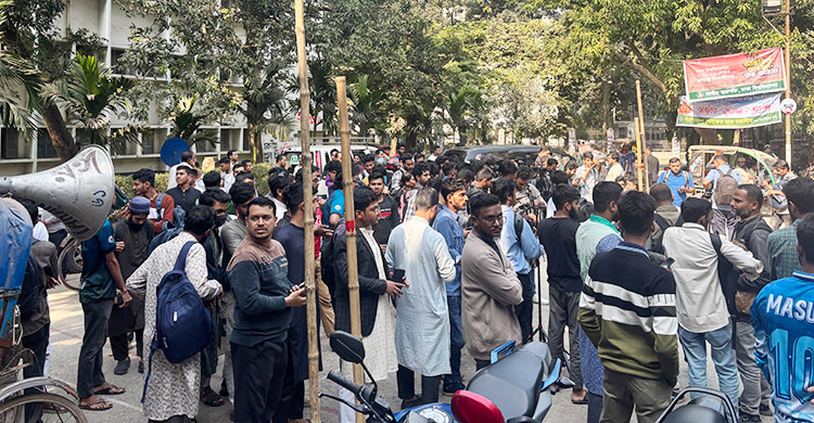 ডাকসু ভবনের সামনে জড়ো হচ্ছেন শিক্ষার্থীরা