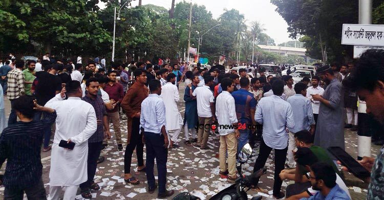 বৃষ্টিতে কমছে ভোটারের চাপ, কেন্দ্রের বাইরে জটলা
