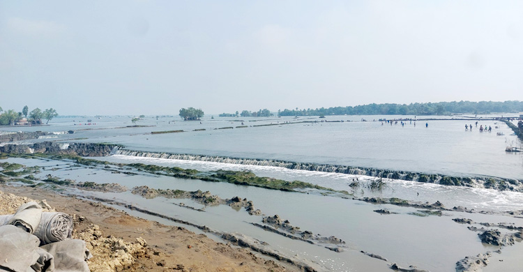 বাঁধের ভাঙন আরও গভীর হওয়ার শঙ্কা, পানিবন্দি কয়েক হাজার পরিবার