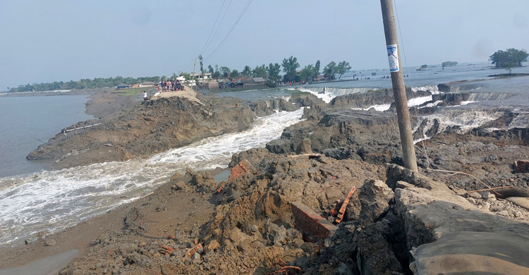 বাঁধের ভাঙন আরও গভীর হওয়ার শঙ্কা, পানিবন্দি কয়েক হাজার পরিবার