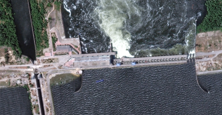 Tens of thousands at risk from flooding after Ukraine dam collapse