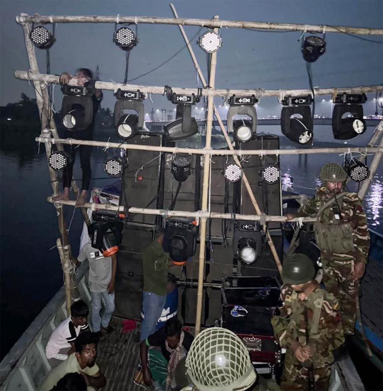 নৌকায় গান বাজিয়ে অস্ত্র হাতে নাচ, &lsquo;ডেঞ্জার গ্যাং&rsquo;র ১৬ সদস্য ধরা