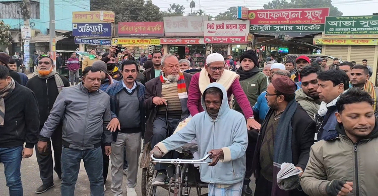 রিকশায় এসে মনোনয়নপত্র জমা দিলেন মির্জা ফখরুল