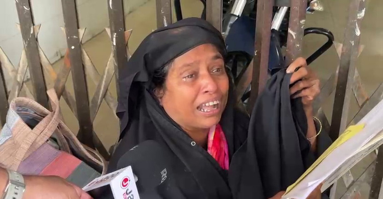 হাসপাতালে চিকিৎসা না করাতে পেরে অঝোরে কাঁদলেন রোগীর স্বজন