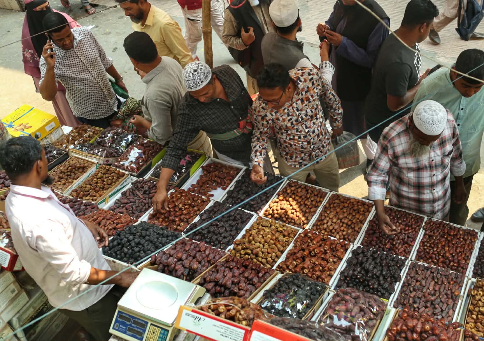 প্রিমিয়াম খেজুর থেকে সুলভ জাত, সব মিলেছে বাজারে