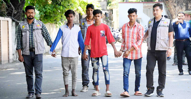 মোবাইল না দেওয়ায় আইডিয়াল কলেজের ছাত্রকে হত্যা করেন তারা