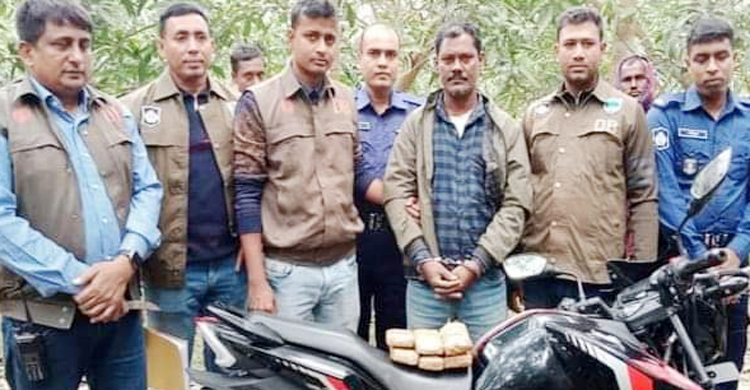 চুয়াডাঙ্গায় দেড় কোটি টাকার স্বর্ণালংকারসহ চোরাকারবারি আটক