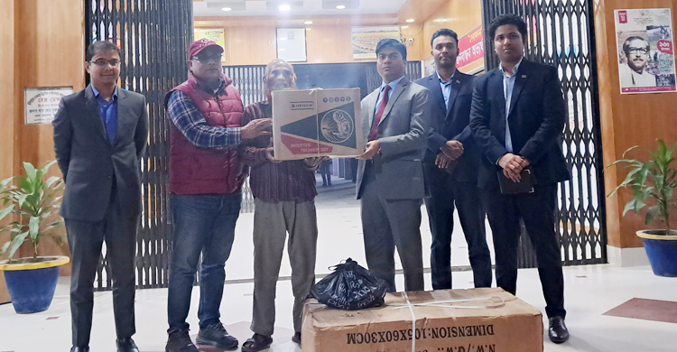 ৩৬ বছর কারাভোগ করা মঞ্জুরকে সমাজে ফেরাতে পাশে দাঁড়ালেন ডিসি