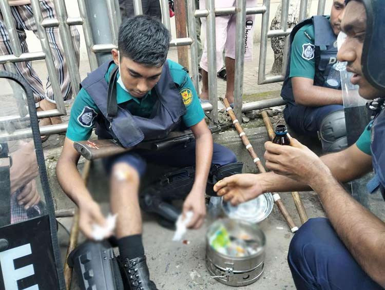 প্রকৌশল শিক্ষার্থীদের সঙ্গে সংঘর্ষে পুলিশের ডিসিসহ বেশ কয়েকজন আহত