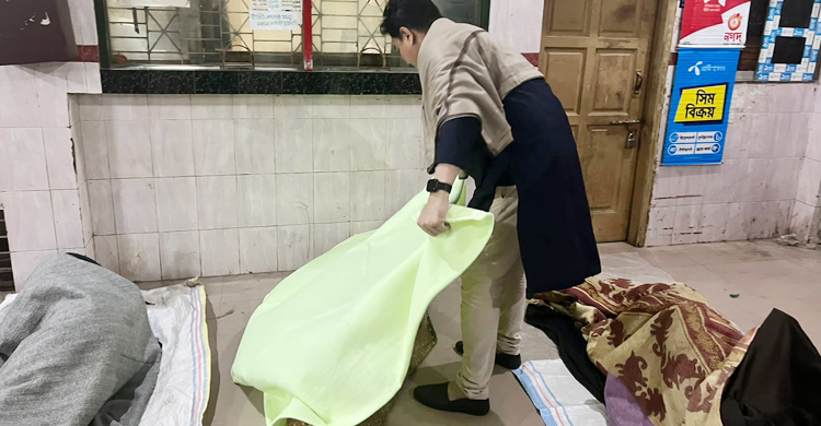 মধ্যরাতে শীতার্তদের গায়ে কম্বল জড়িয়ে দিলেন ডিসি