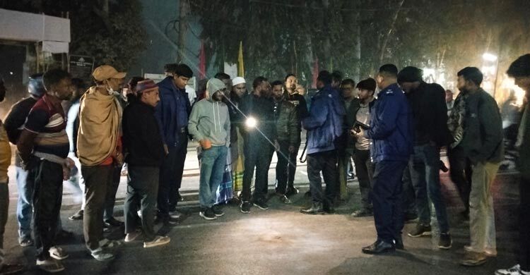 মানিকগঞ্জের ডিসি অফিসের সামনে ককটেল বিস্ফোরণ