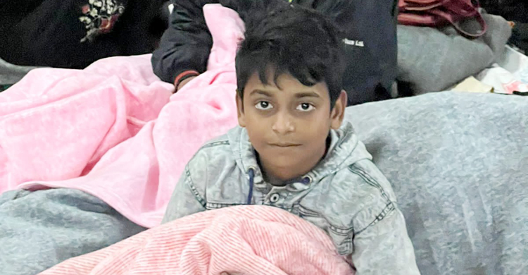 মধ্যরাতে শীতার্তদের গায়ে কম্বল জড়িয়ে দিলেন ডিসি