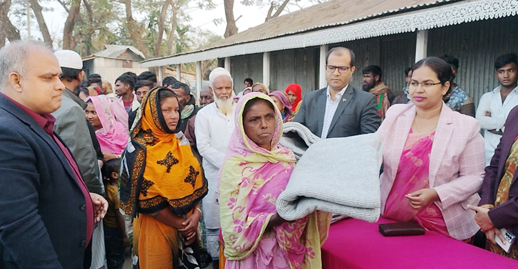 ভাসমান জেলেদের পাশে লক্ষ্মীপুরের ডিসি