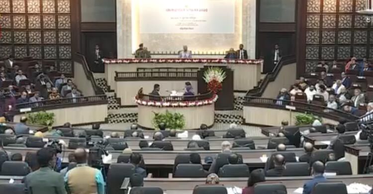 No need to act under threats, Yunus tells DCs