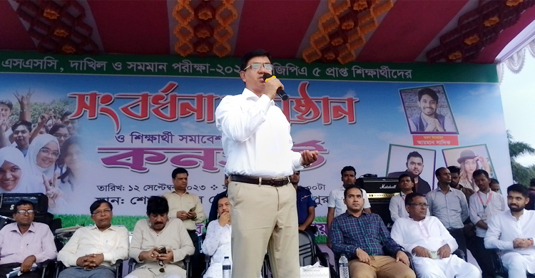 ‘জুতার দোকান এসিতে আর লাইব্রেরি ফুটপাতে’