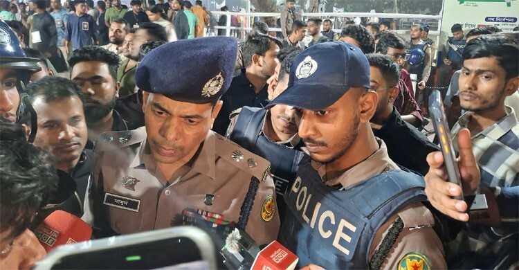 শহীদ মিনারে আইফোনসহ ১২ মোবাইল চুরি: পুলিশ