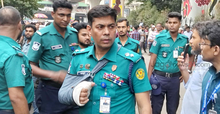 ভাঙা হাত নিয়েই ডাকসু নির্বাচনে দায়িত্ব পালন করছেন ডিসি মাসুদ