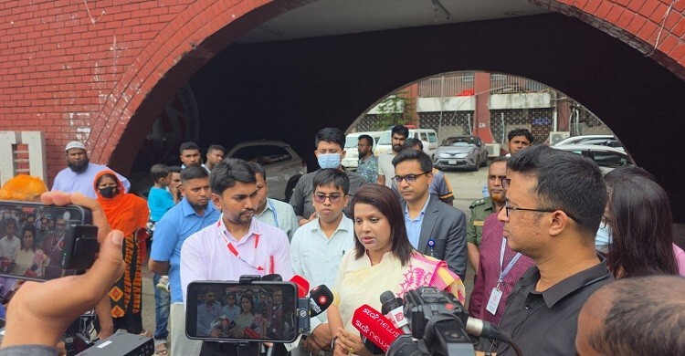 হামে আক্রান্ত দুই শিশুর চিকিৎসার দায়িত্ব নিলেন ঢাকার জেলা প্রশাসক