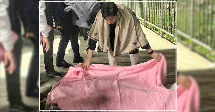 মধ্যরাতে শীতার্তদের গায়ে কম্বল জড়িয়ে দিলেন ডিসি