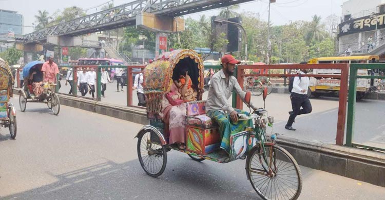 রাজধানীর সায়েন্সল্যাব মোড়ে সংঘর্ষে জড়িয়েছেন রাজধানীর ঢাকা কলেজ ও ঢাকা সিটি কলেজের শিক্ষার্থীরা