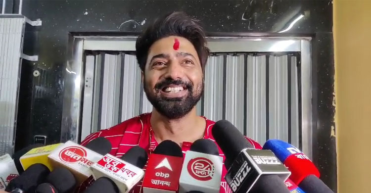 ‘রঘু ডাকাত’র জন্য পূজা দিলেন দেব