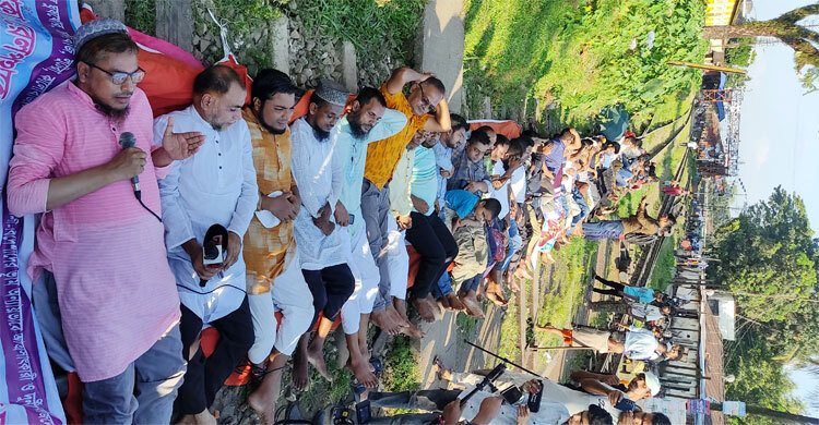 সিলেটে রেললাইনে শুয়ে ‘ডাবল রেলপথ’ করার দাবি