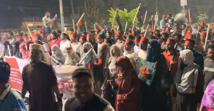 আওয়ামী লীগের লকডাউন কর্মসূচির প্রতিবাদে ঢাবি শিক্ষার্থীদের বিক্ষোভ মিছিল