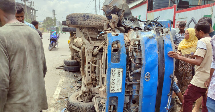 পিকআপ ভ্যানে ধাক্কা দিলো উল্টো পথে আসা বাস, চালক নিহত