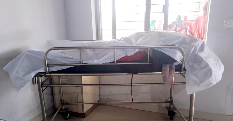 গাজীপুরে পুলিশ-পোশাক শ্রমিক সংঘর্ষ, নারী নিহত