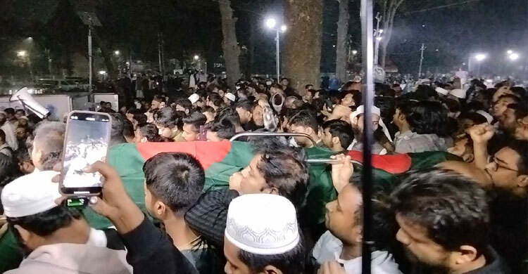শহীদ কাশেমের মরদেহ কাঁধে নিয়ে ছাত্র-জনতার মিছিল