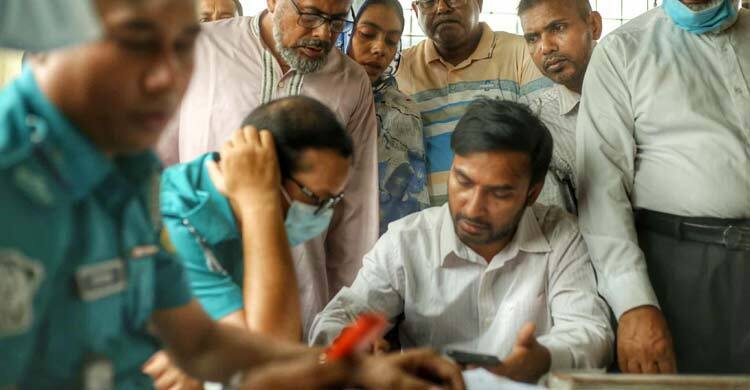 মিরপুরে অগ্নিকাণ্ড: মরদেহ নিতে ঢাকা মেডিকেলে স্বজনদের ভিড়