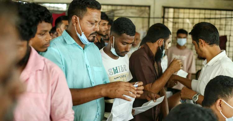 মিরপুরে অগ্নিকাণ্ড: মরদেহ নিতে ঢাকা মেডিকেলে স্বজনদের ভিড়