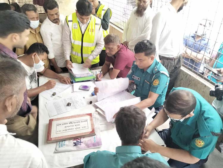 মিরপুরে অগ্নিকাণ্ড: মরদেহ নিতে ঢাকা মেডিকেলে স্বজনদের ভিড়