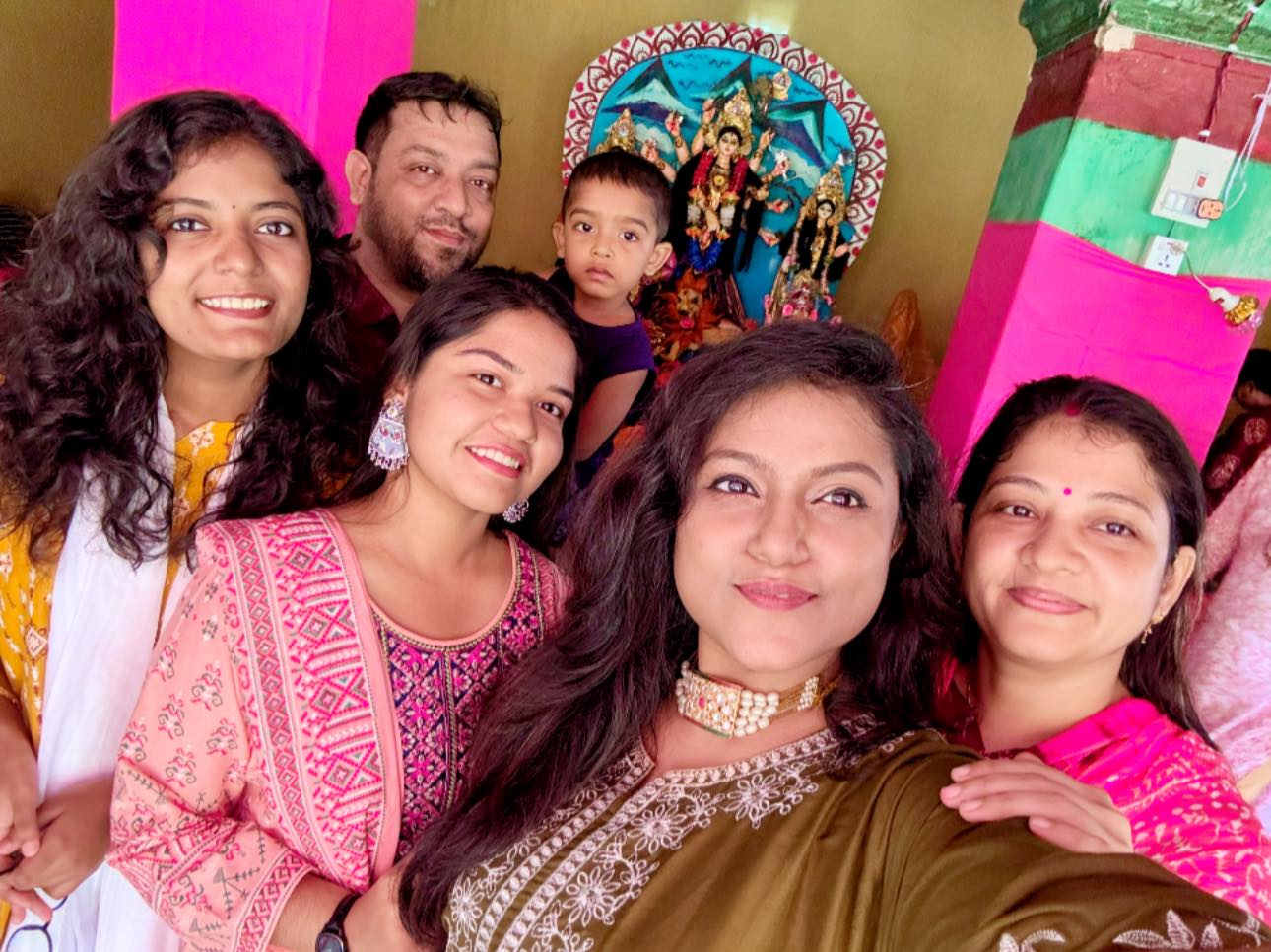 পূজা কোথায় কাটালেন ‘লাগে উড়াধুরা’ গায়িকা