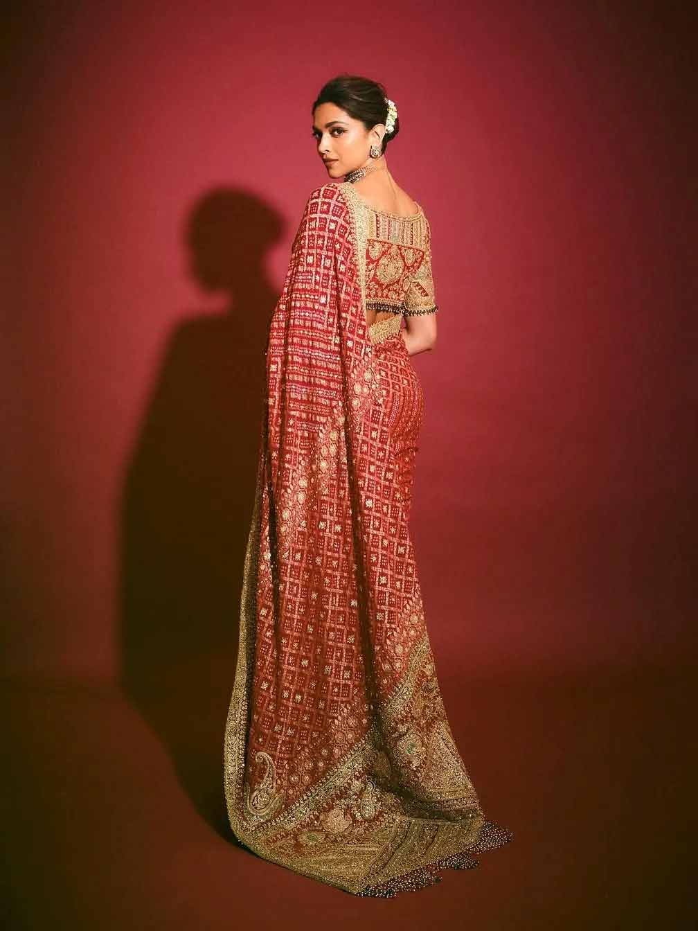 বিয়েতে বেনারসির বাইরে যা পরবেন