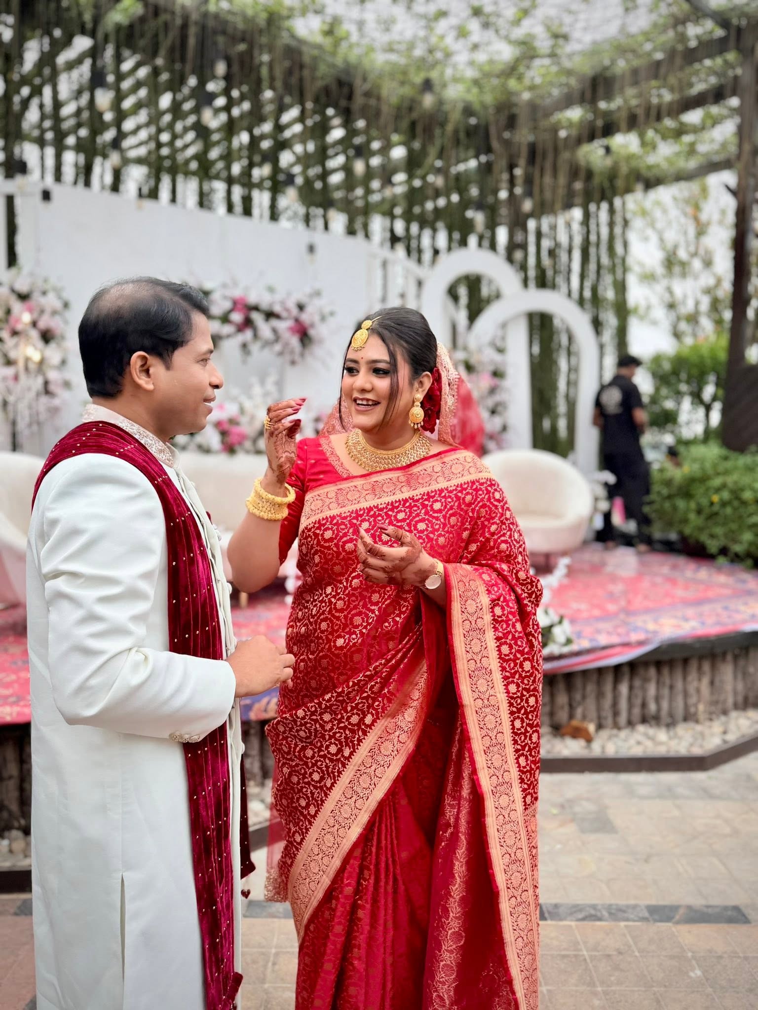 লাল বেনারসিতে দীপ্তি, নজর কাড়ল কনের সাজ