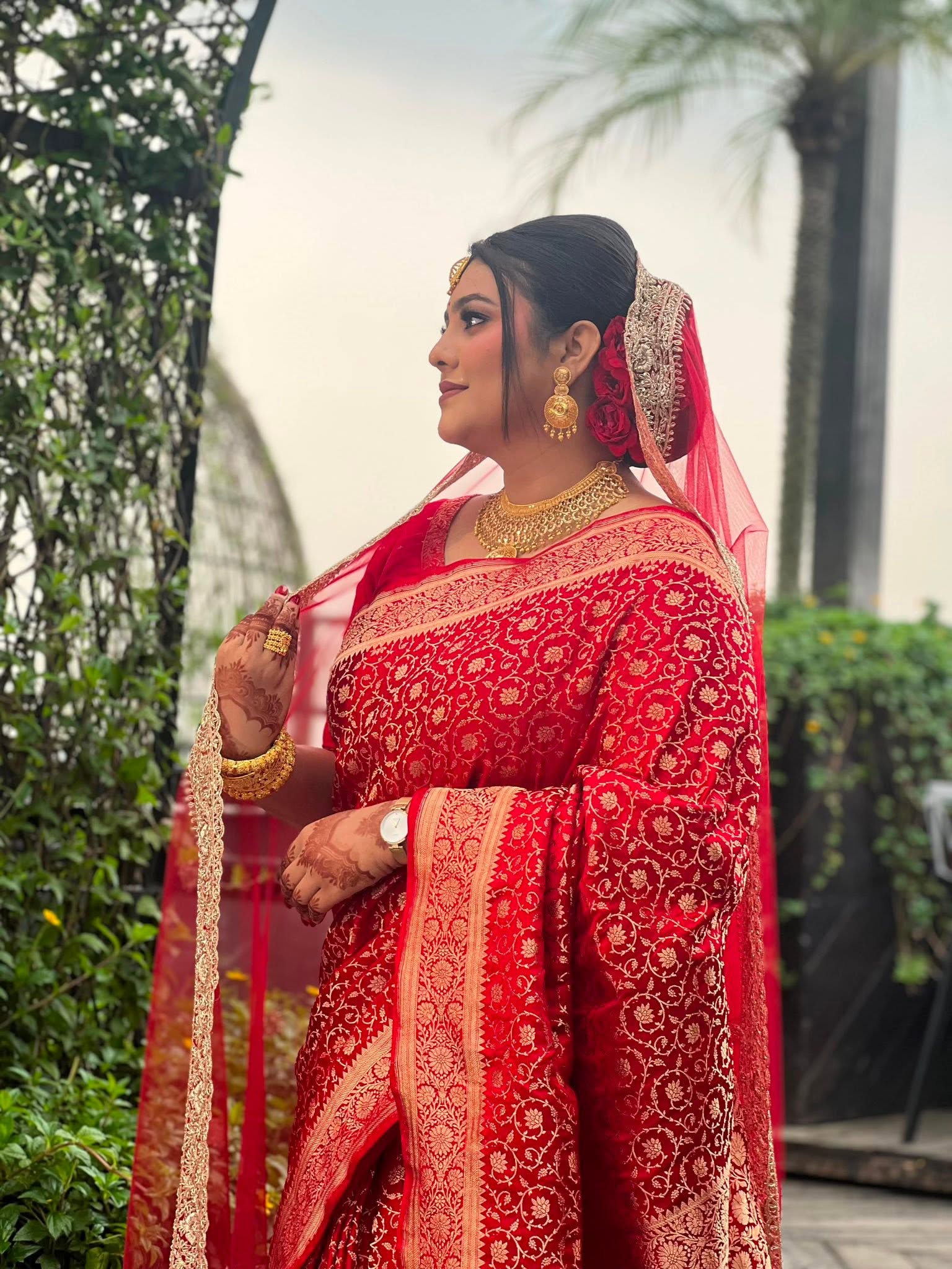 লাল বেনারসিতে দীপ্তি, নজর কাড়ল কনের সাজ