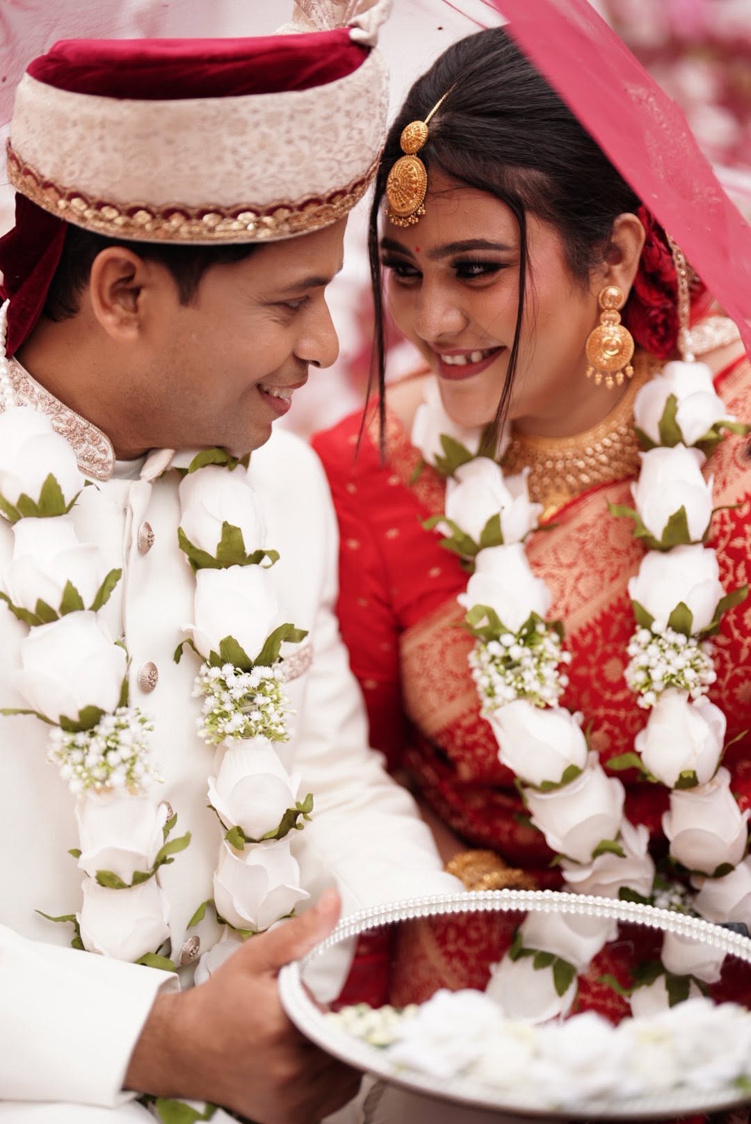 লাল বেনারসিতে দীপ্তি, নজর কাড়ল কনের সাজ