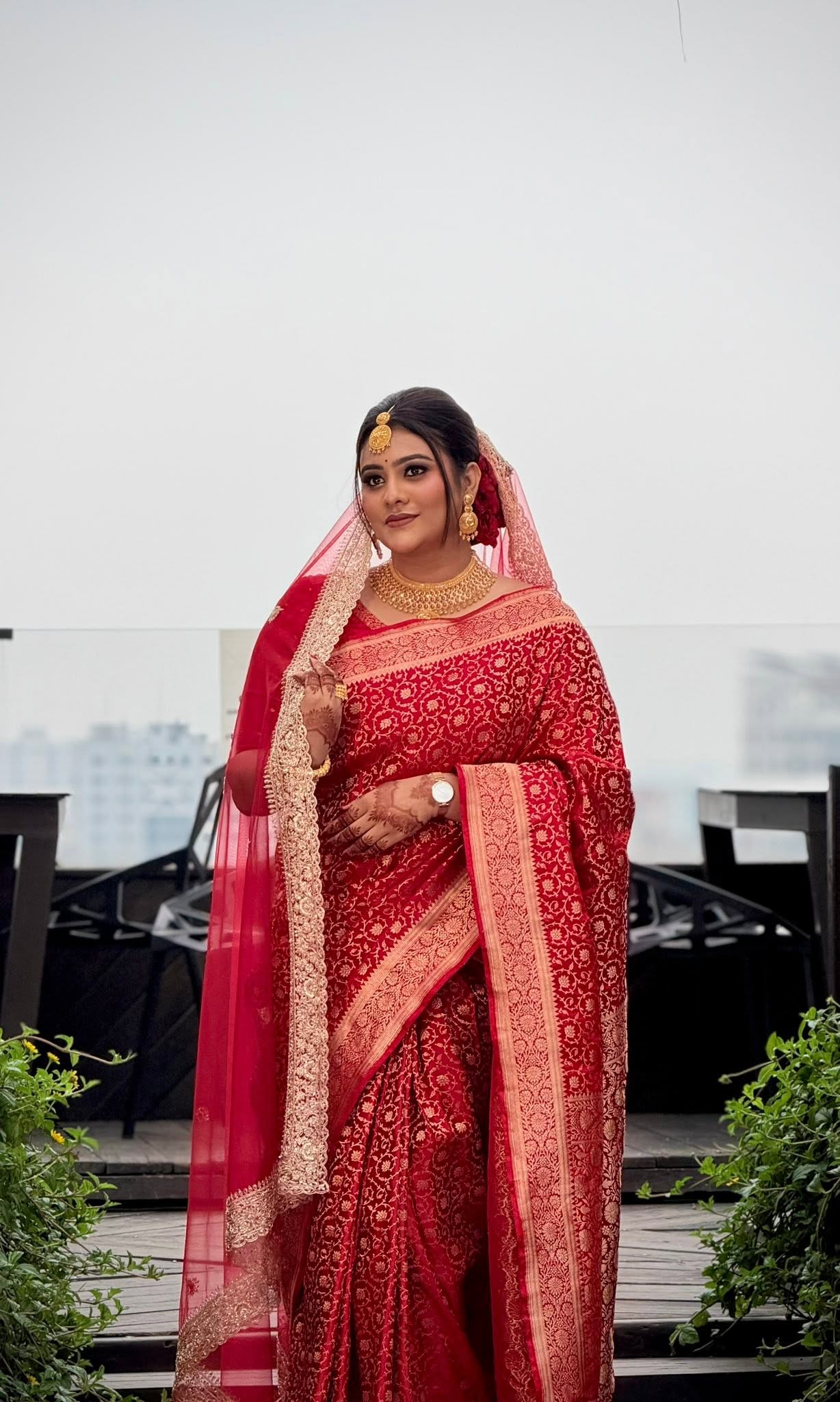 লাল বেনারসিতে দীপ্তি, নজর কাড়ল কনের সাজ